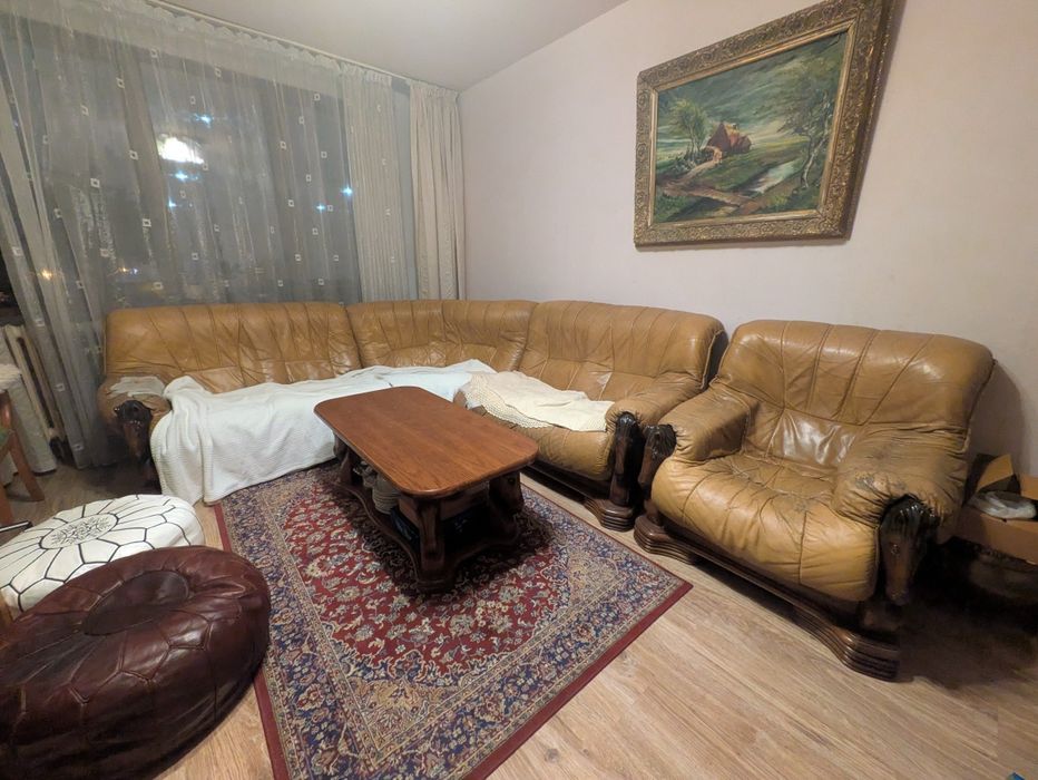 Canapea de piele, fotoliu și masă