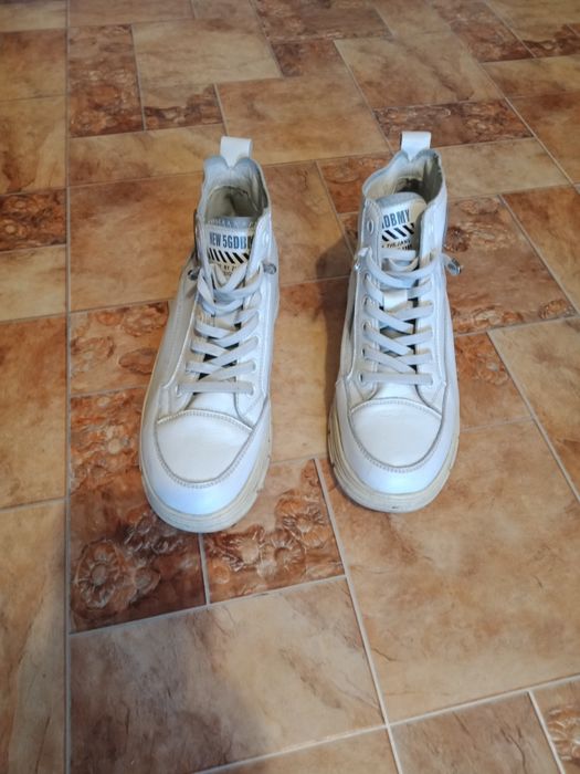 Кроссовки женские