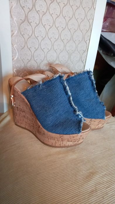 Босоножки на платформе. Новые. Продам.