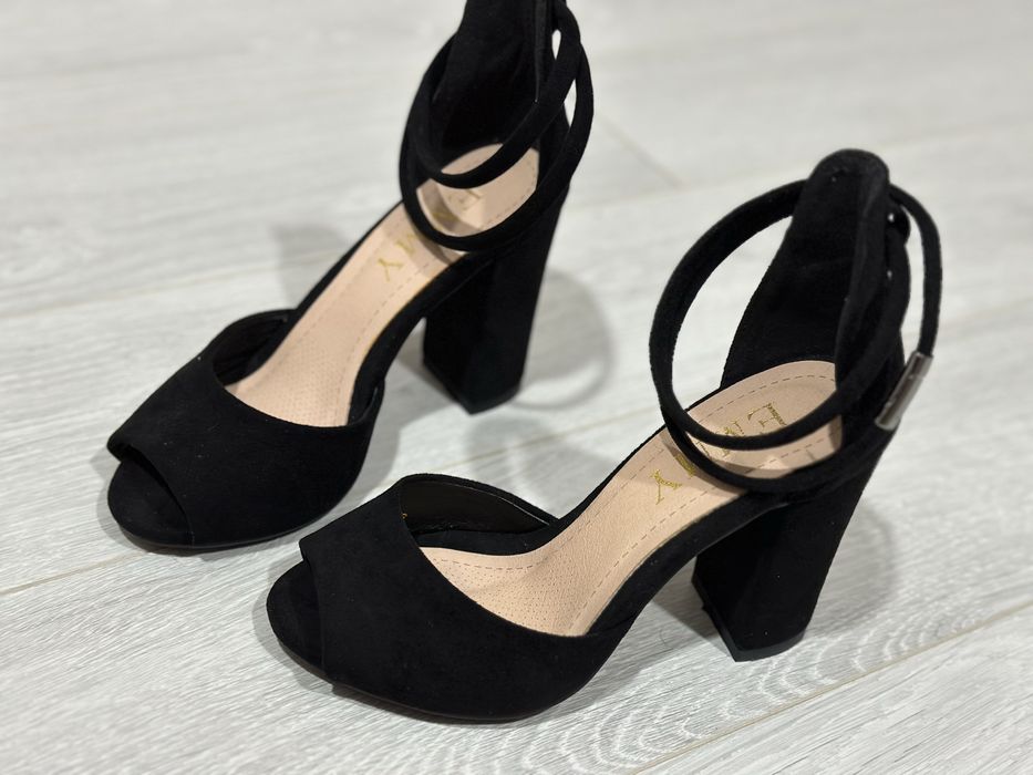 Босоножки на каблуке