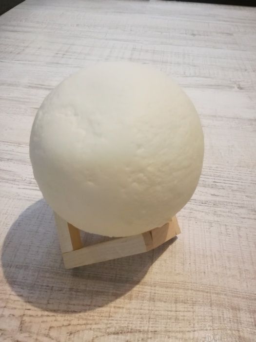 Продавам нощна лампа тип луна