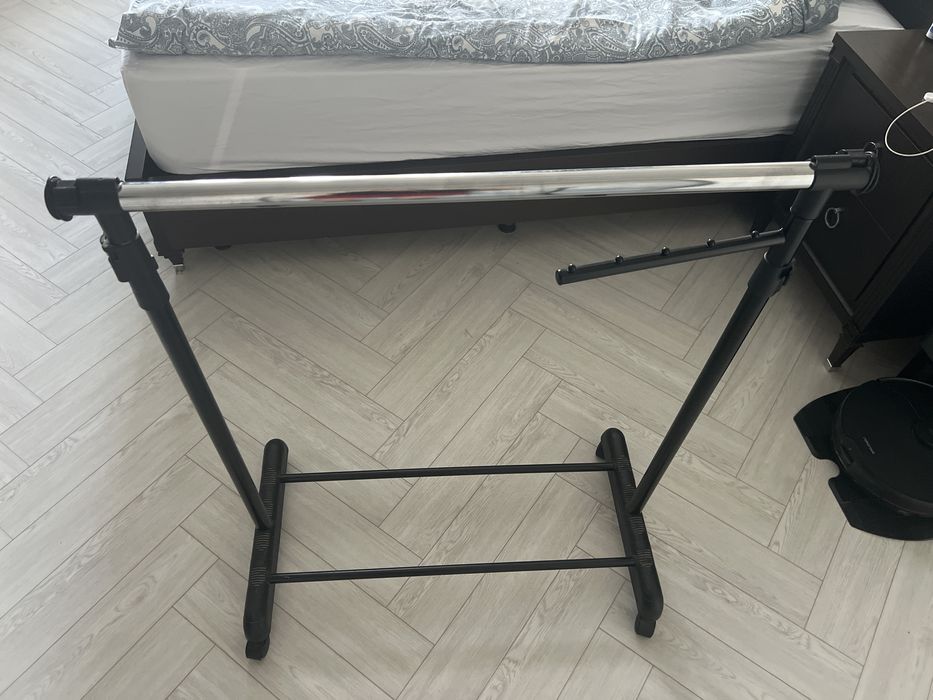 Продам 2 вешалки на колёсах