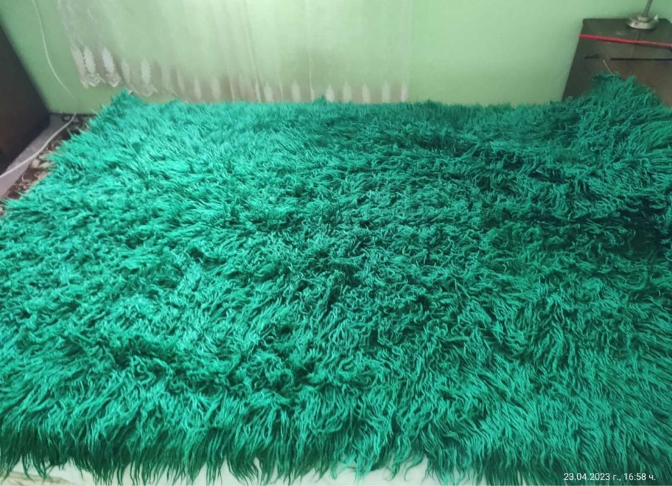 Автентичен ръчно тъкан реснач от 100% вълна в зелен и червен цвят