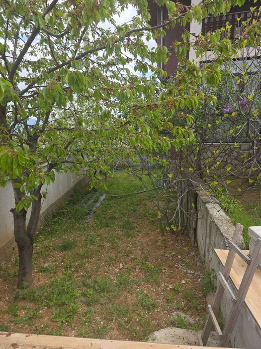 Продава масивна къща след ремонт в Бузовград
