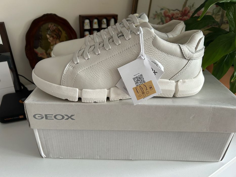 Geox нови бели сникърси размер 41 -42.