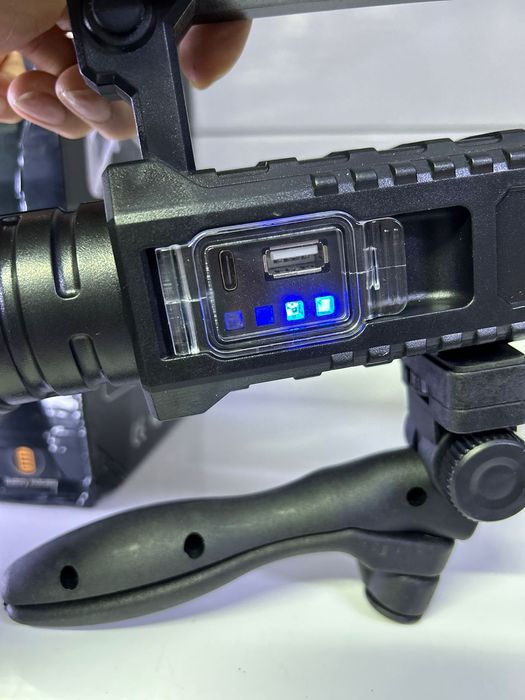 Мощный фонарик со штативом