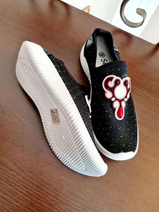 Balerini negri cu aplicații handmade