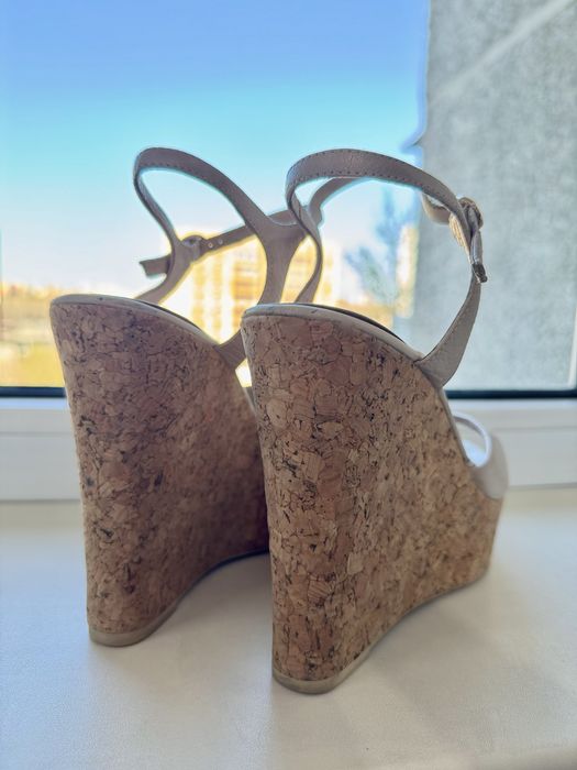 Кожаные босоножки на платформе 38 размер