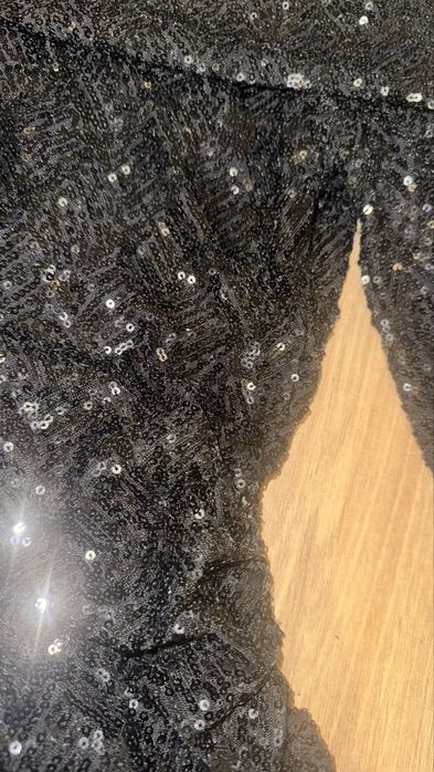 Черна блестяща рокля с пайети