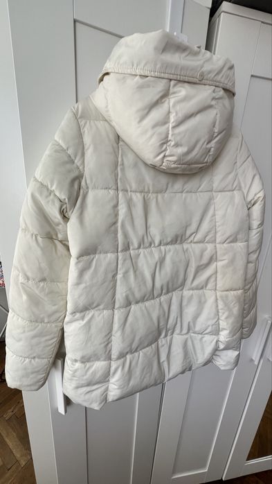 Зимно яке,цвят шампанско S/Mдва джоба,качулка с яка от естетвен косъм