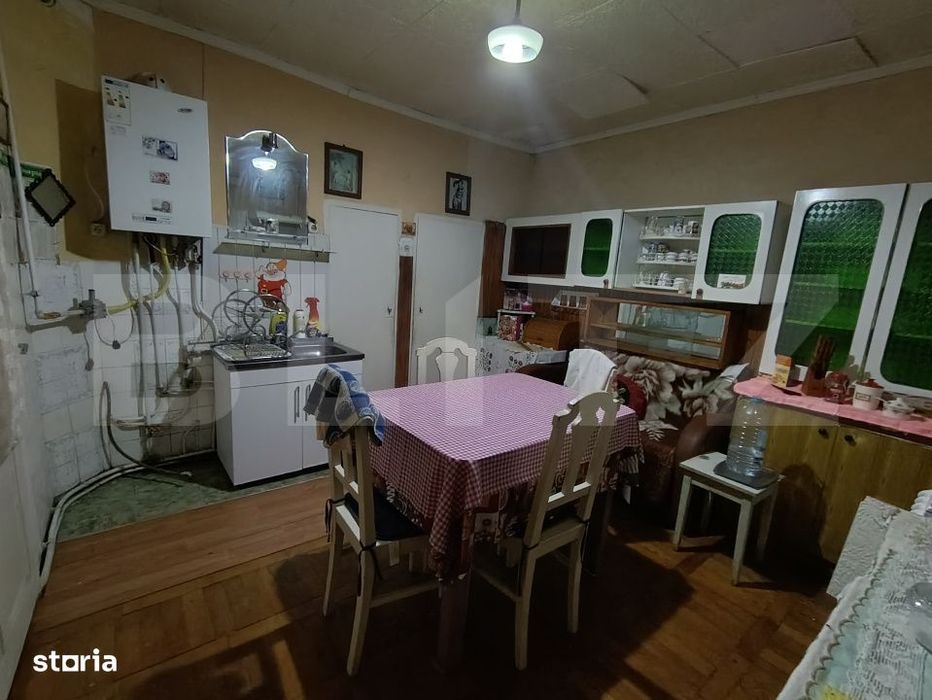 Casa cu 4 camere, baie, bucatarie, anexe, pivnita, teren 1000 mp