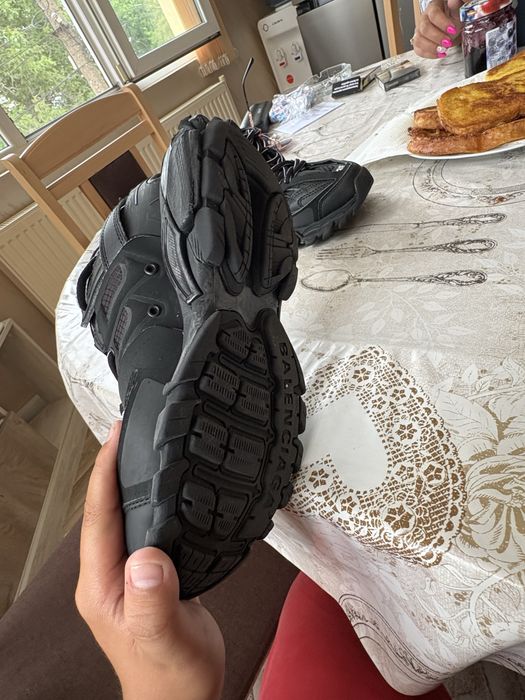 Balenciaga trak