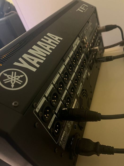 Vând  mixer Yamaha tf 1