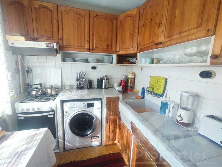 Двуетажна къща в близост до центъра на Генерал Тошево