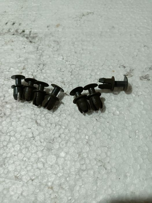 Крепежи за Мерцедес 124