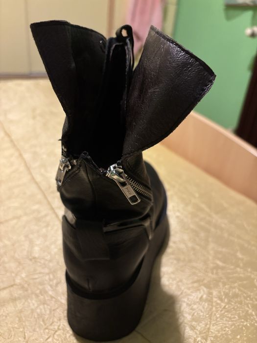 Черни боти от Amulet