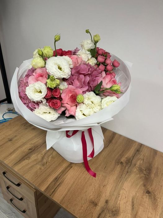 Аралас әдемі букет бар қыздар