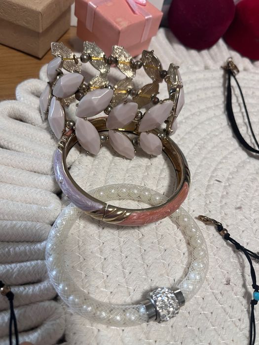 Пълна кутия с бижута