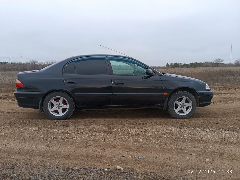 Тойота авенсис .