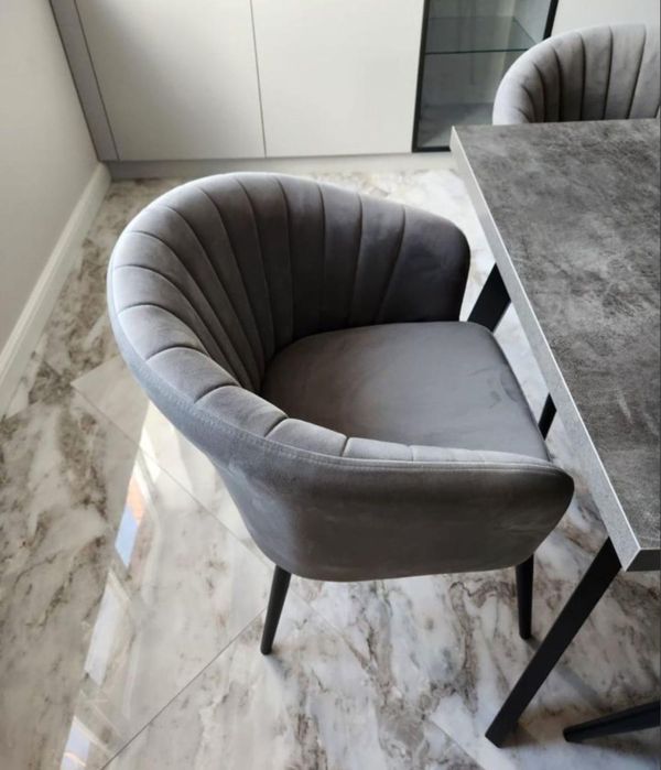 Стол и шесть стульев