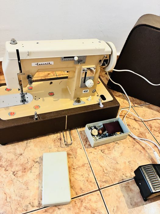 Mașină de cusut Łucznik 432 vintage, completă și funcțională