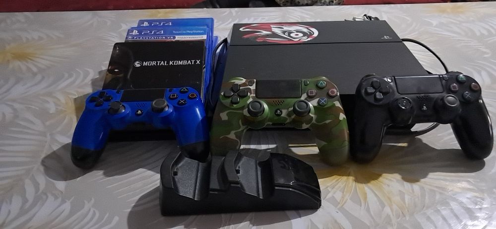 Playstation 4                                                        .