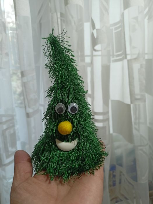 Ёлочки для вашего дома , одно из ниток сделанна руками , одна поющая