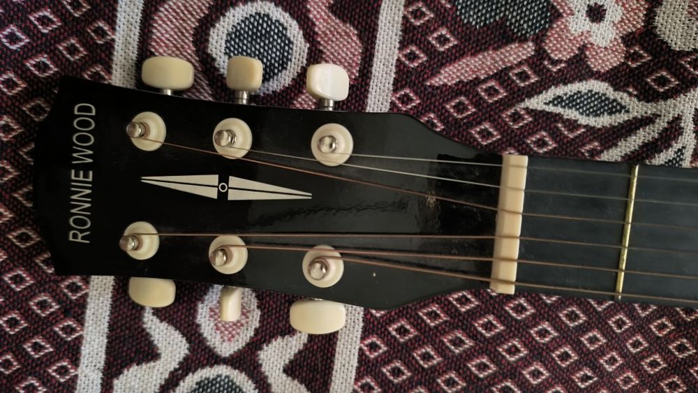 Акустическая гитара