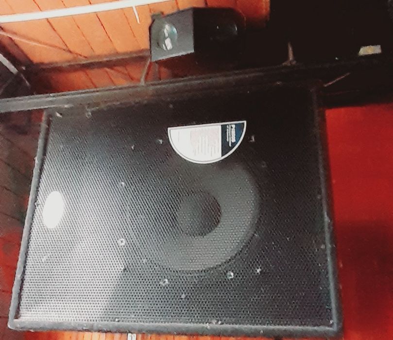 Vând aparatură discotecă