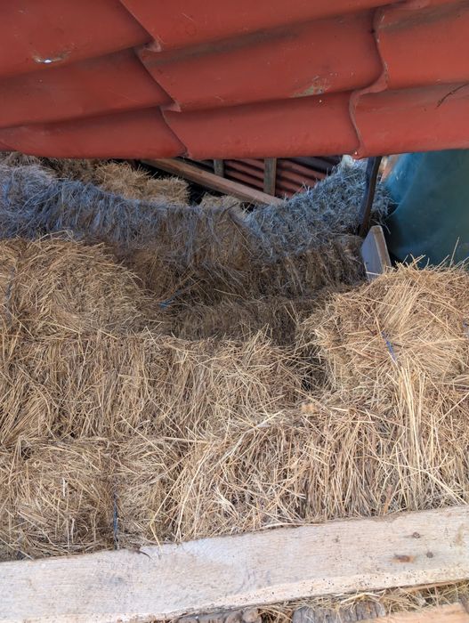 Vând baloți de fân