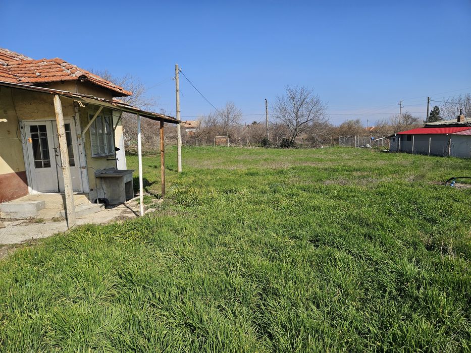 Полумасивна къща + стопанска постройка в 1824 кв парцел
