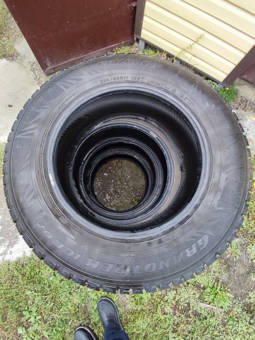 Продам шины зимние 235/65/17
