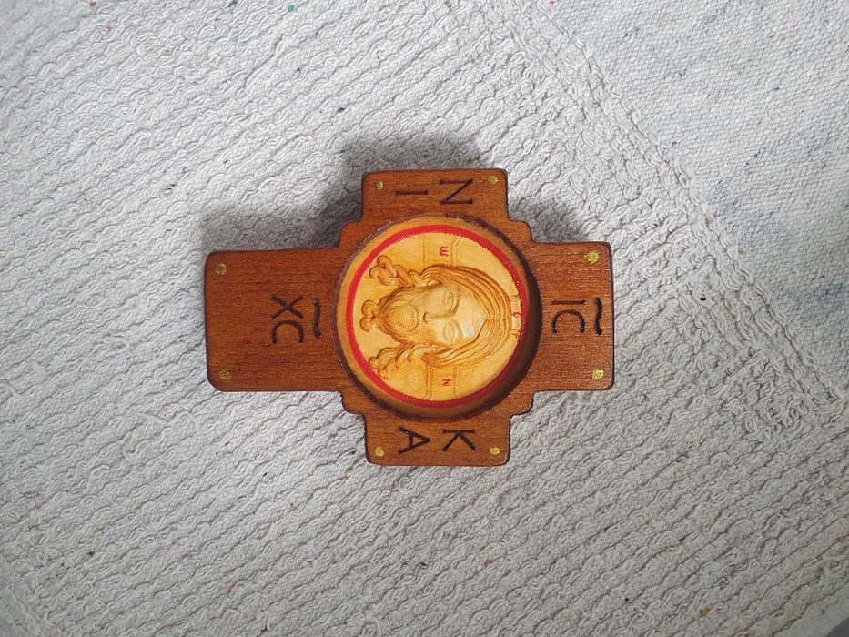 Cruce de perete sculptata in lemn de tei 12,3x9 cm