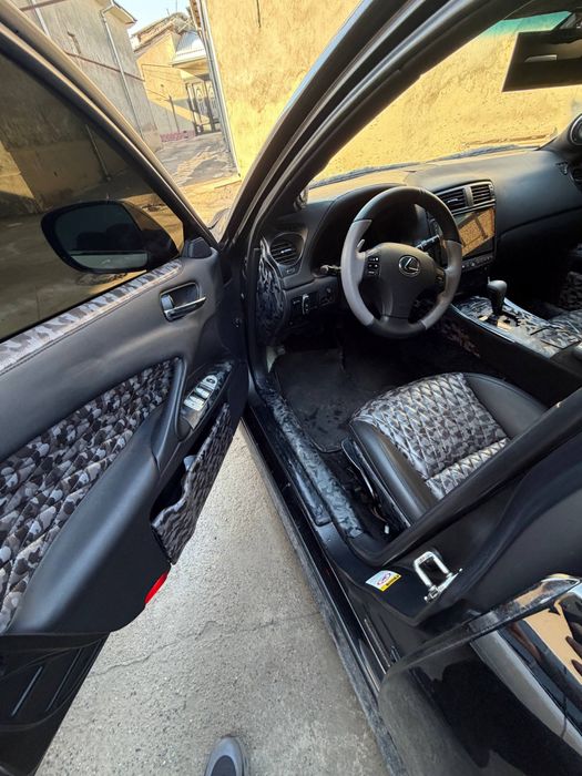 Lexus IS350  F restayling sotiladi