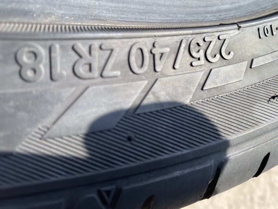 Шины 225/40/18 пара бу TOYO