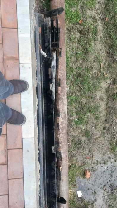 Tent, stoykalari va eshiklari bor