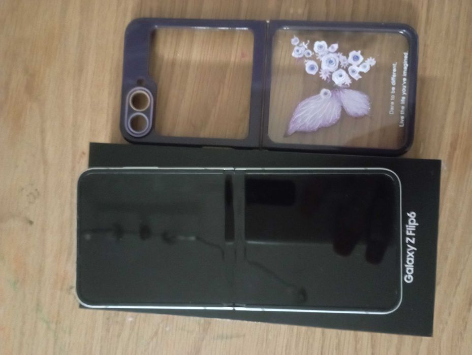Продавам Samsung Galaxy Z Flip 6 - mint.