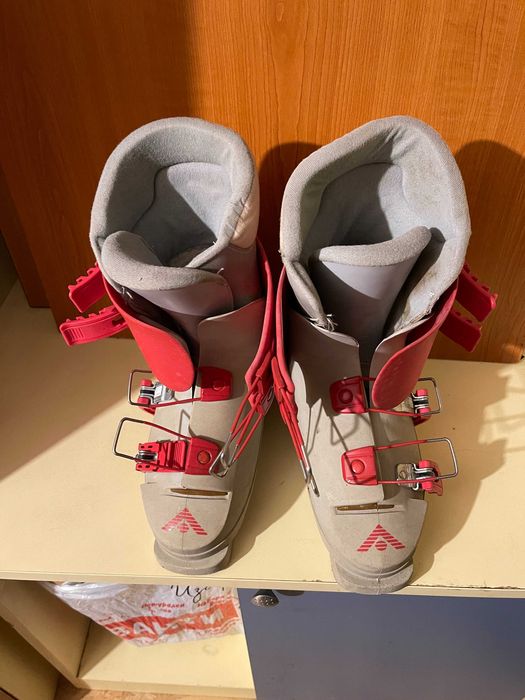 Ски с автомати, ски обувки и щеки на символични цени