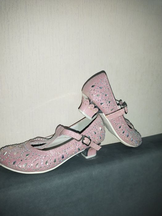 Продам обувь на девочку