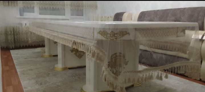 Большой гостинный стол.
