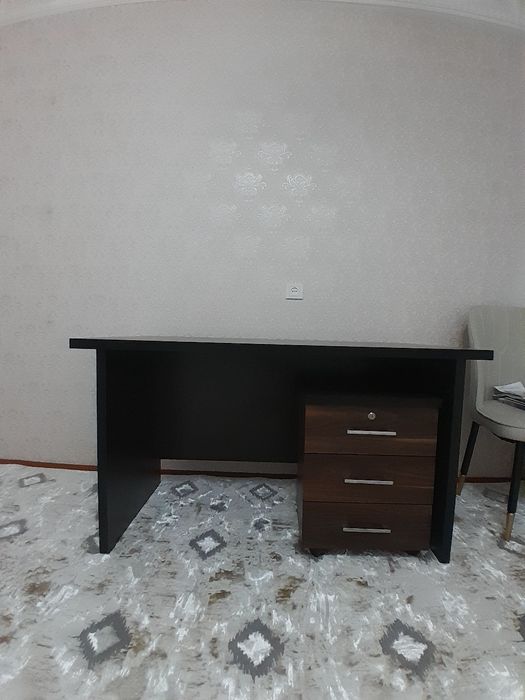 Ofisniy stol xolati yangi 3 ta tortmaliy