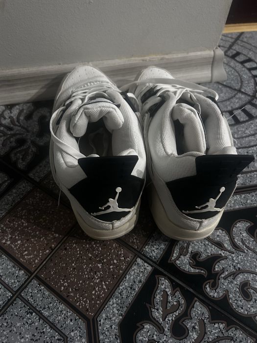 Jordan 4 Retro ,,Military Black”