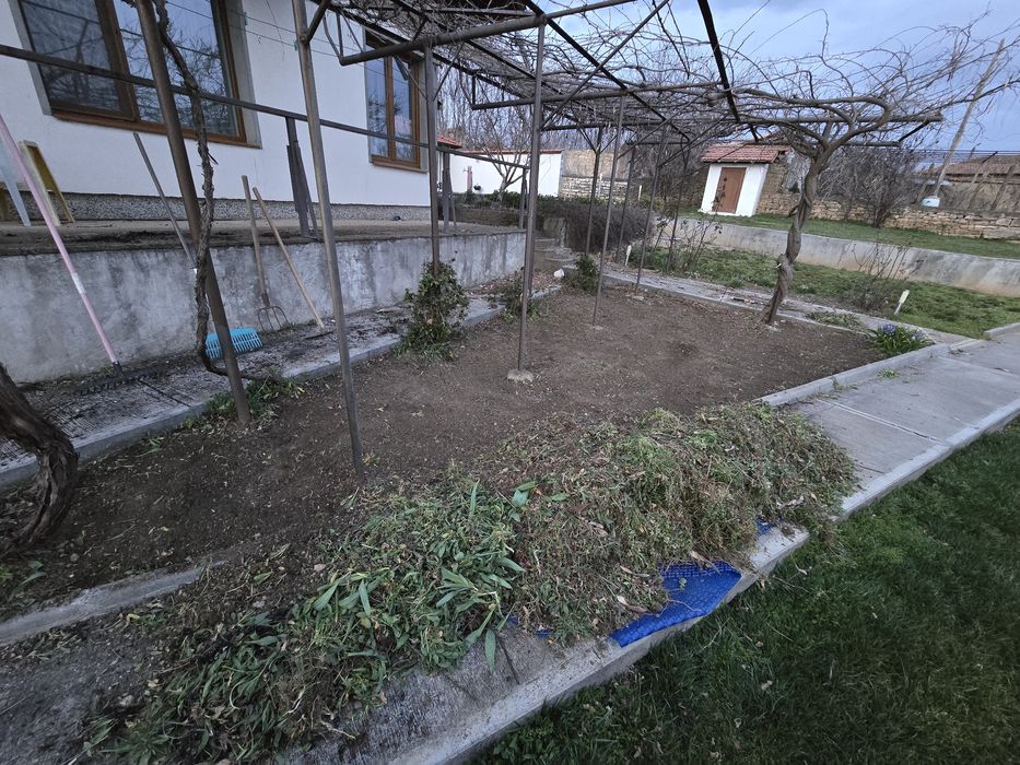 Почистване на дворове и др. услуги!!