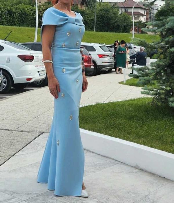 Vand rochie superba, marime M, usor elastica, foarte comoda.