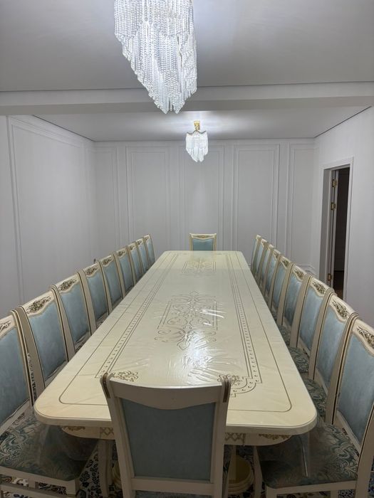 Стол со стульями и диван