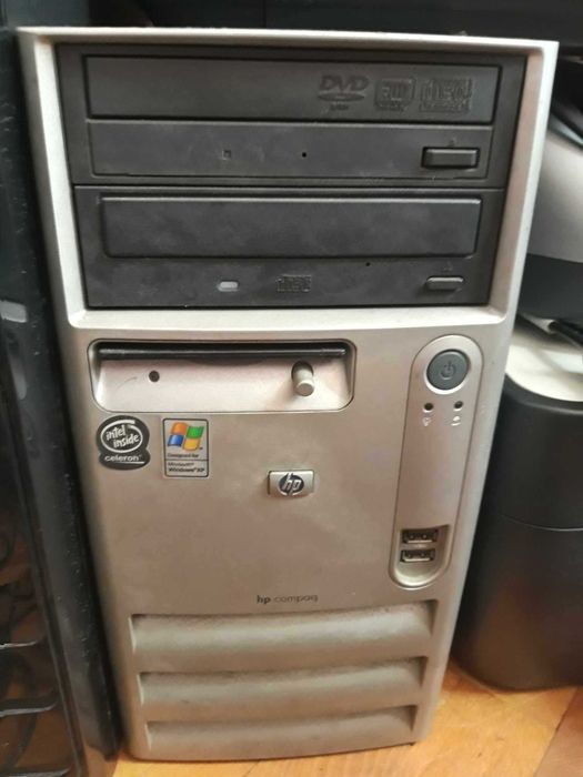 Сървър, ПС, принтери, скенер, монитори, кабели, суичове, телефони.