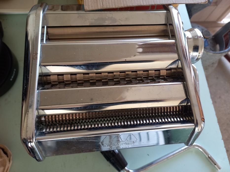 Maṣină pentru făcut paste ṣi tăiței