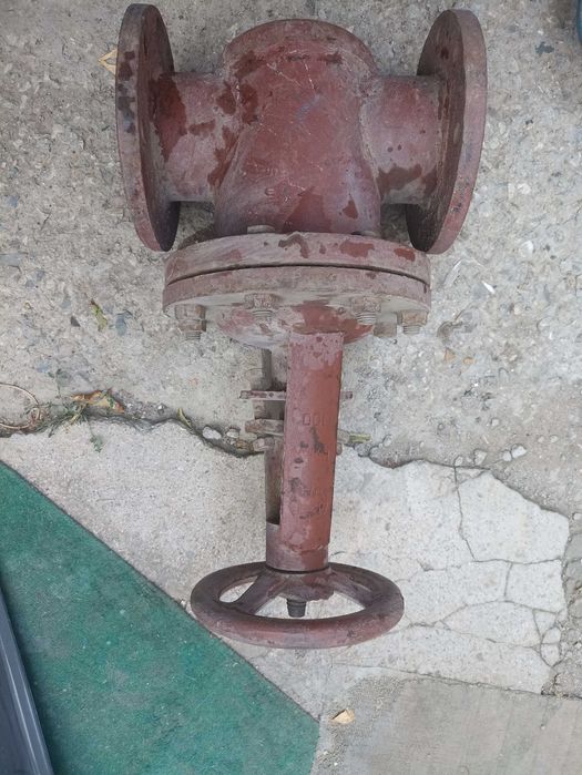 Задвижка д.100, д.80 продам.