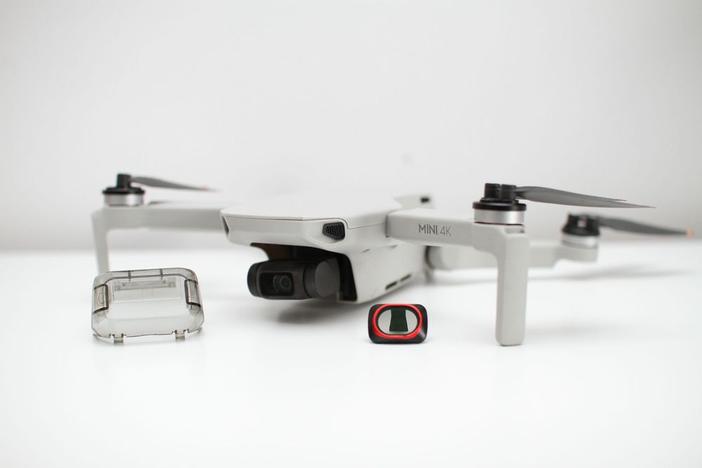 DJI Mini 4K, 2 acumulatori originali, charger, filtru CPL, accesorii diverse
