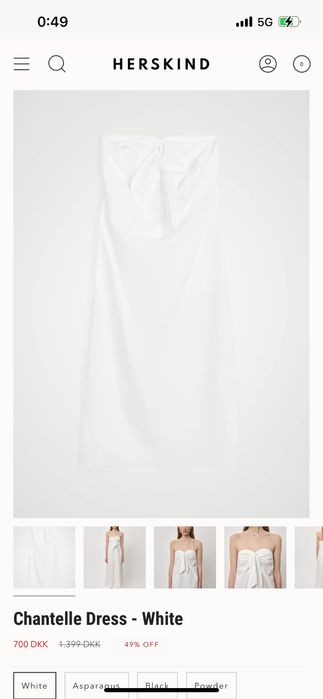 Бяла рокля от плътен памук голи рамене